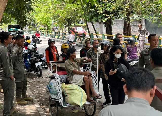Penertiban gelandangan dan pengemis (gepeng) yang dilakukan oleh Satpol PP, Dinsos Yogya, dan relawan. Foto: Dok.Istimewa