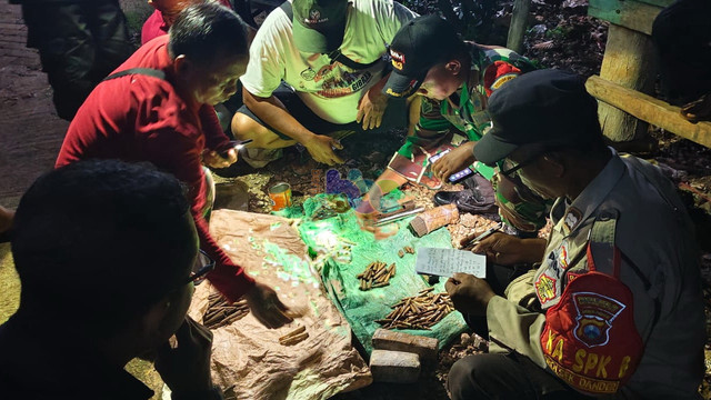 Petugas saat lakukan identifikasi temuan sejumlah amunisi di Gua Lowo, yang berlokasi di Desa Sumberarum, Kecamatan Dander, Kabupaten Bojonegoro, Jawa Timur. Kamis (04/12/2025). (Aset: Istimewa)