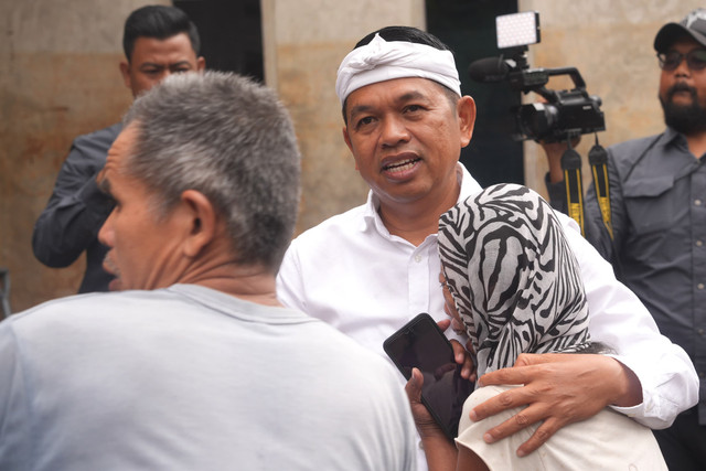 Gubernur Jawa Barat, Dedi Mulyadi menyapa warga saat meninjau lokasi rumah-rumah ambruk di Bantaran Sungai, di Desa Nyalindung, keluahan Cipatat Kabupa, Rabu (19/03/2025).
 Foto: Dok Humas Pemprov Jabar