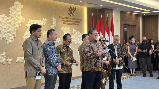 Menko Bidang Perekonomian Airlangga Hartarto saat konferensi pers perkembangan implementasi Just Energy Transition Partnership (JETP), Jumat (5/12/2025). Foto: Fariza/kumparan