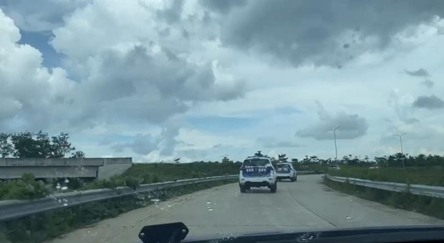 Direktur Lalu Lintas Polda Sumsel Kombes Measa Sugriwo saat melakukan pengecekan Jalan Tol Trans Sumatera (JTTS) khususnya di ruas Kayuagung–Palembang–Betung (Kapalbetung) untuk persiapan arus mudik Nataru. Foto : Urban Id