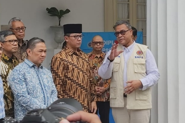 Menteri Luar Negeri Sugiono menyalurkan bantuan untuk korban bencana banjir dan longsor Sumatera di Gedung Palapa, Kemlu pada Jumat (5/12/2025). 
 Foto: Luthfi Humam/kumparan