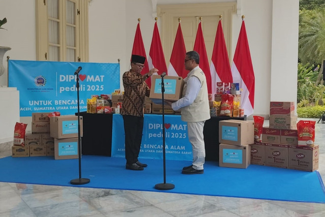 Menteri Luar Negeri Sugiono menyalurkan bantuan untuk korban bencana banjir dan longsor Sumatera di Gedung Palapa, Kemlu pada Jumat (5/12/2025). 
 Foto: Luthfi Humam/kumparan