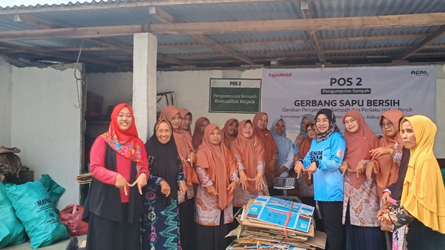 Ketua Tim Penggerak PKK Kabupaten Bojonegoro, Cantika Wahono, saat kunjungi Komunitas Arisan Sampah Mapak (Emak-emak Berdampak) di Desa Klepek, Kecamatan Sukosewu, Kabupaten Bojonegoro. (Aset: Istimewa)