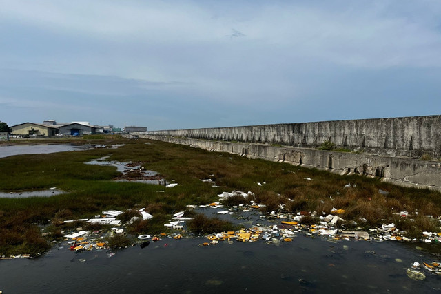 Bekas rembesan air laut di tanggul laut Muara Baru, Jakarta Utara, Jumat (5/12/2025). Foto: Rayyan Farhansyah/kumparan