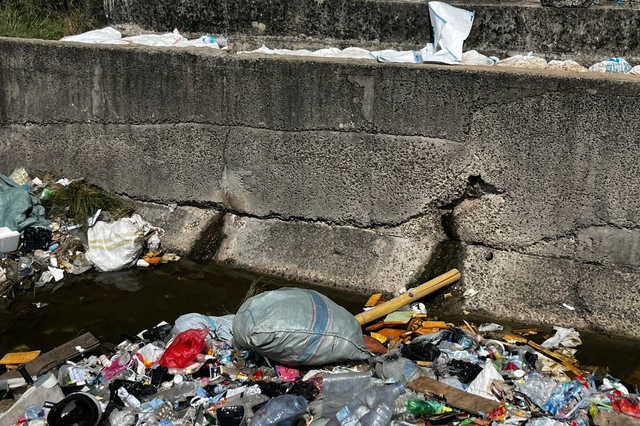 Bekas rembesan air laut di tanggul laut Muara Baru, Jakarta Utara, Jumat (5/12/2025). Foto: Rayyan Farhansyah/kumparan