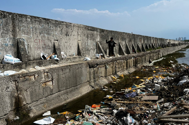 Bekas rembesan air laut di tanggul laut Muara Baru, Jakarta Utara, Jumat (5/12/2025). Foto: Rayyan Farhansyah/kumparan