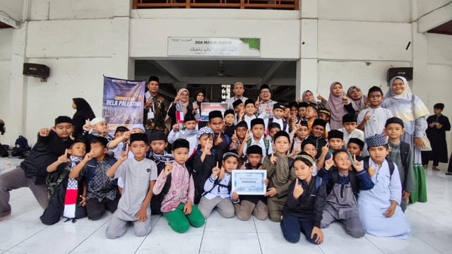 Berkisah Tentang Palestina Bersama Ustadz Wahyu Qece di TPA Al-Falah Sigli (Sumber : DT Peduli)
