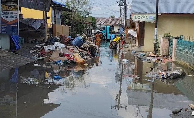 Tumpukan sampah di badan jalan, Deli Serdang, Jumat (5/12). Foto: Amar Marpaung/kumparan