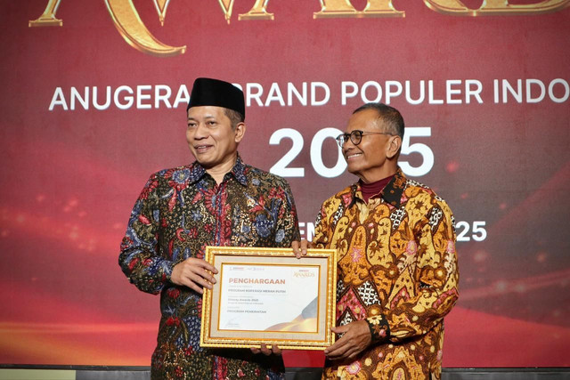 Menteri Koperasi Ferry Juliantono meraih penghargaan Disway Awards 2025 untuk kategori Program Pemerintah Populer. Foto: LPDB