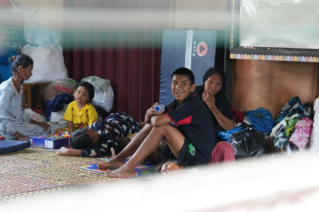 Warga korban banjir bandang menempati pengungsian di Nagari Salareh Aia, Kabupaten Palembayan, Agam, Sumatera Barat. Foto: Bakom RI