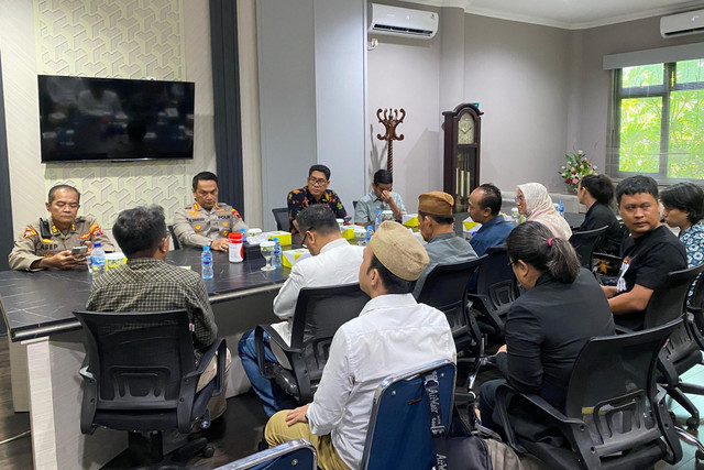 Perwakilan massa yang mengajukan penangguhan penahanan terhadap Dera dan Munif saat menemui Kapolrestabes Semarang. Foto: Dok. Istimewa