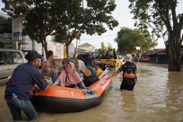 Masyarakat terdampak bencana banjir dan longsor di Sumatera. Foto: dok. Dompet Dhuafa
