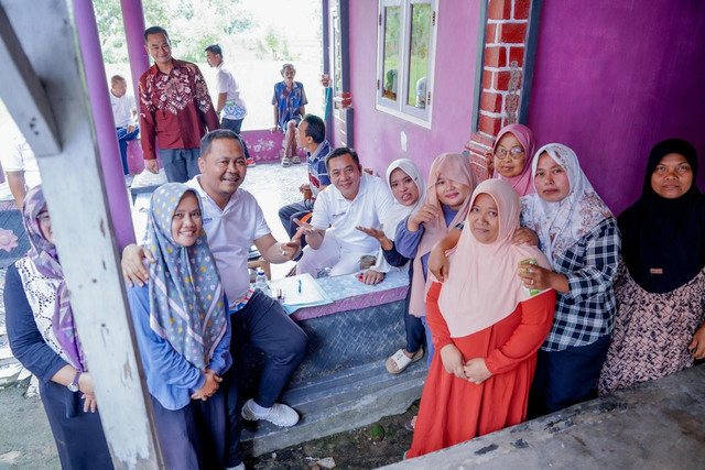 Bupati Karawang Aep Syaepuloh menghibahkan tanah pribadi dan membangunkan rumah untuk warga tak mampu, khususnya para lansia terlantar. Foto: Dok. Istimewa