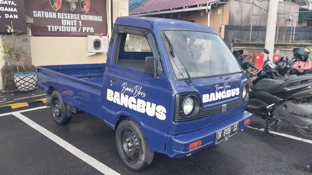 Mobil yang jadi barang bukti dugaan kasus produksi konten porno artis Inggris Bonnie Blue di Polres Badung, Jumat (5/12/2025). Foto: Denita BR Matondang/kumparan