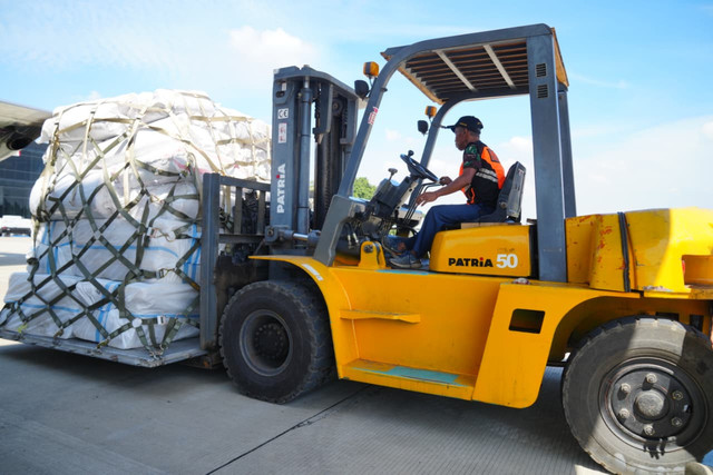 Pengiriman bantuan untuk bencana di Sumatera Utara, Sumatera Barat, dan Aceh di Lanud Halim Perdanakusuma, Jakarta Timur, Jumat (5/12/2025). Foto: Puspen TNI
