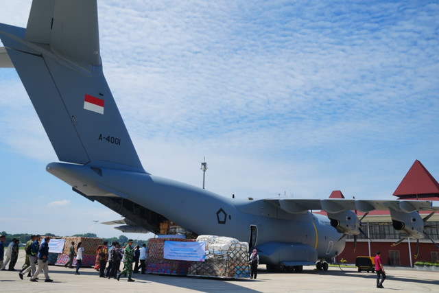 Pengiriman bantuan untuk bencana di Sumatera Utara, Sumatera Barat, dan Aceh di Lanud Halim Perdanakusuma, Jakarta Timur, Jumat (5/12/2025). Foto: Puspen TNI