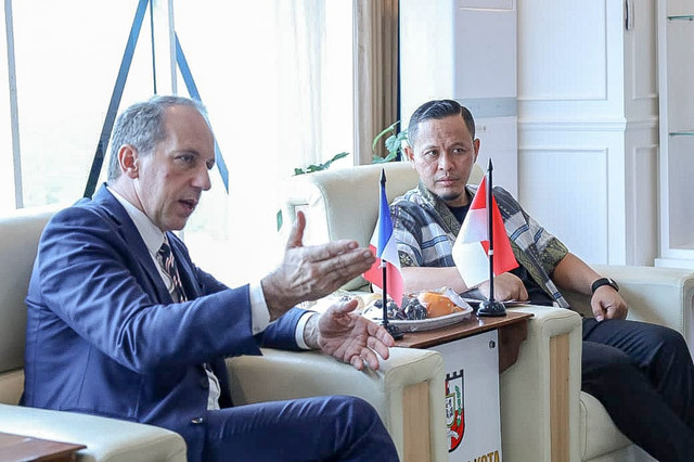 Wali Kota Pekanbaru Agung Nugroho menyambut kedatangan Duta Besar Prancis untuk Indonesia, Fabien Penone di Ruang Kerja Wali Kota Pekanbaru, Kamis (4/12/2025). Foto: Dok. Istimewa