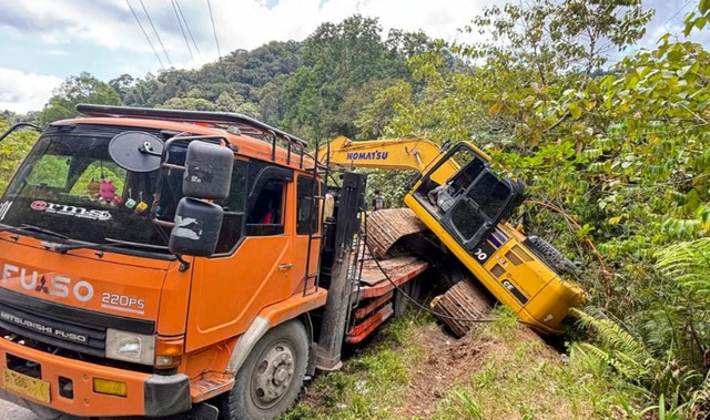 Alat berat yang menimpa eks Ketua DPRD Pasaman, Syahrizal Yusuf. Foto: Satlantas Polres Pasaman.