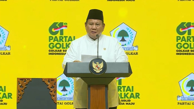 Presiden Prabowo Subianto memberikan sambutan saat menghadiri doa bersama dalam rangka puncak HUT Golkar ke-61di Istora Senayan, Jakarta, Jumat (5/12/2025). Foto: Youtube/DPP PARTAI GOLKAR OFFICIAL