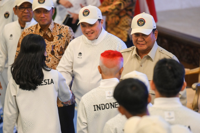Presiden Prabowo Subianto menyalami atlet saat pelepasan Kontingen Indonesia pada SEA Games 2025 di Istana Negara, Jakarta, Jumat (5/12/2025).  Foto: Hafidz Mubarak A/ANTARA FOTO