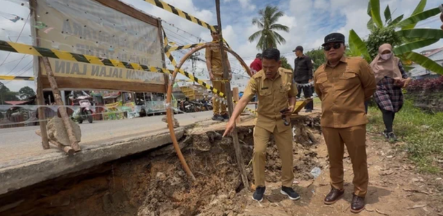 Bupati Kubu Raya, Sujiwo, meninjau langsung ruas jalan yang longsor di Jalan Sungai Raya Dalam. Foto: Dok. Hi!Pontianak