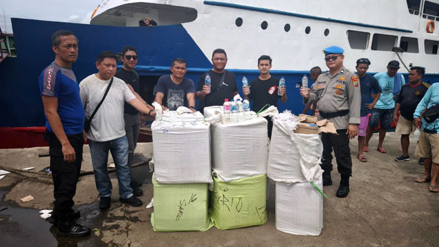 Sebanyak 11 karung berisi kardus dengan muatan minuman keras jenis cap tikus yang berhasil diamankan Polsek Pelabuhan Manado di atas kapal. (foto: istimewa)