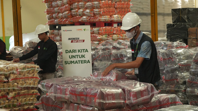 Dompet Dhuafa bersama PT Food Station Tjipinang berkolaboraksi dalam pendistribusian bahan pangan bagi penyintas di Sumatera dan Aceh, Jumat (05/12)