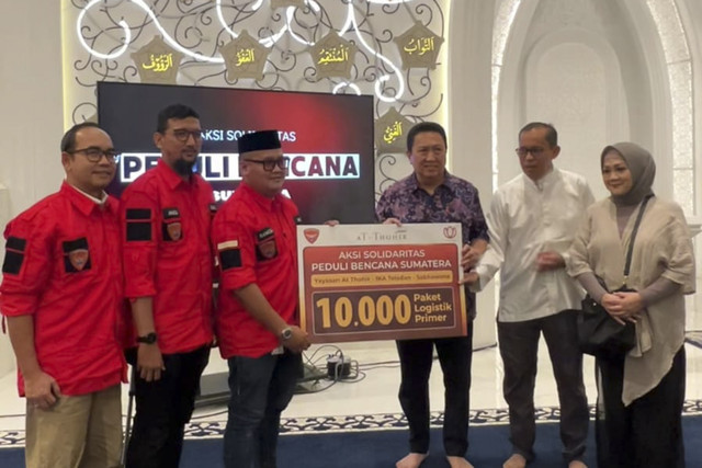 Yayasan Mochamad Thohir dan IKA Teladan serahkan bantuan 10.000 paket logistik primer secara simbolis kepada Sabhawana untuk korban banjir-longsor Sumatera di Masjid At Thohir, Depok, Jawa Barat, Jumat (5/12/2025).  Foto: Nabila Ulfa/kumparan