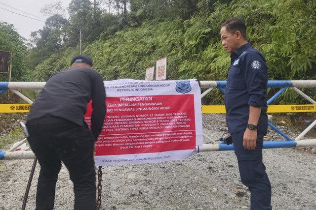 Menteri Lingkungan Hidup, Hanif Faisol Nurofiq menutup sementara operasional 3 perusahaan di Batang Toru, Tapanuli Selatan, Jumat (5/12/2025). Foto: Kementerian Lingkungan Hidup 