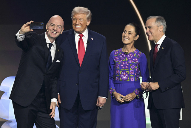 Presiden Amerika Serikat Donald Trump berswafoto dengan Presiden Meksiko Claudia Sheinbaum, PM Kanada Mark Carney, dan Presiden FIFA Gianni Infantino saat pengundian Piala Dunia 2026 di Washington DC, Amerika Serikat, Jumat (5/12/2025). Foto: Jim Watson/AFP