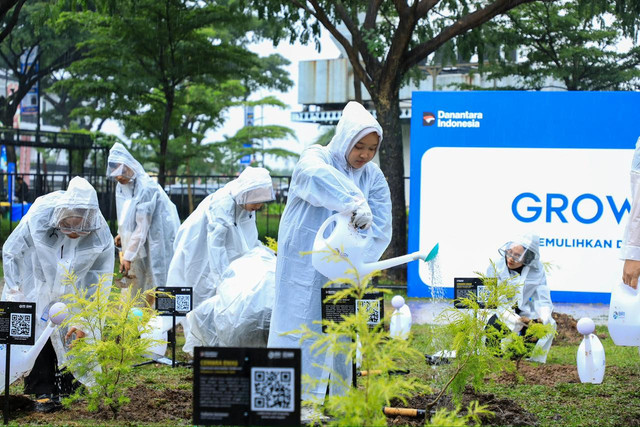Warga Bandung ikut serta dalam kegiatan BRI Menanam - Grow & Green. Foto: dok. BRI