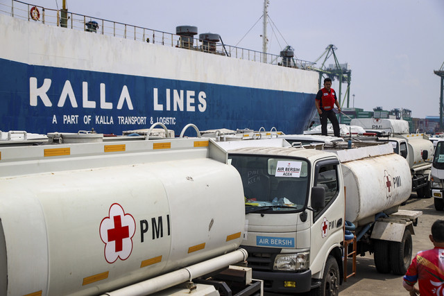 Petugas PMI Pusat memeriksa bantuan yang akan dikirimkan untuk korban bencana banjir Aceh dan Sumatera di Terminal IKT Domestik Tanjung Priok, Jakarta Utara, Sabtu (6/12/2025). Foto: Iqbal Firdaus/kumparan