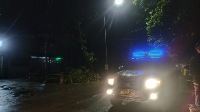 Petugas saat olah TKP kecelakaan lalu-lintas di jalan raya Bojonegoro-Babat, turut Desa Tulungagung, Kecamatan Baureno, Kabupaten Bojonegoro. Jumat (05/12/2025) (Aset: Istimewa)