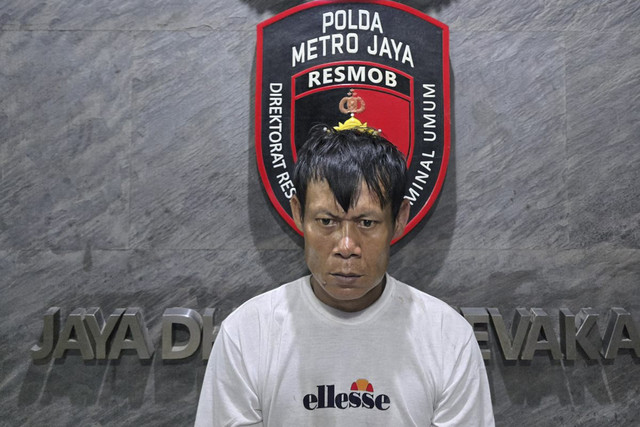 Tampang pelaku spesialis pencurian rumah kosong dan barang bukti curian saat diamankan polisi. Foto: Dok. Istimewa