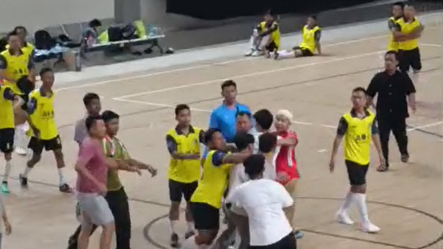 Tangkapan layar video pemain futsal dari ASN Pemkab Bojonegoro yang ricuh saat pertandingan di GOR Utama Bojonegoro. Jumat (05/12/2025). (Aset: Istimewa)