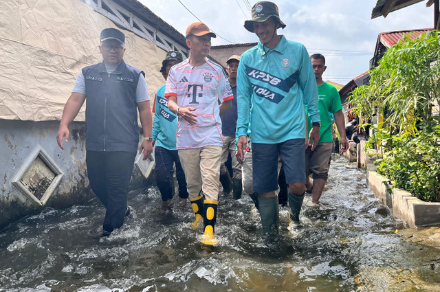 Wali Kota Palembang, Ratu Dewa, saat meninjau genangan air di Kecamatan SU II. (ist)