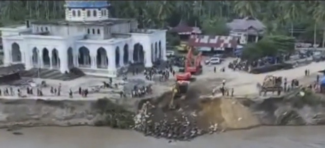 Pemasangan 2 jembatan bailey oleh TNI AD, Kementerian PU, dan masyarakat setempat, di sungai Teupin Mane, Aceh Bireuen. Foto: Instagram/@sekretariat.kabinet