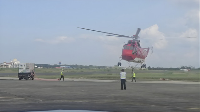 Helikopter Sikorsky milik BNPB mengirimkan genset berkapasitas 250 kWh untuk RSUD Takengon, Aceh Tengah. Foto: Dok. BNPB