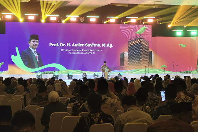 Dirjen Pendidikan Islam Kementerian Agama, Amien Suyitno, pada acara hari guru nasional Kementerian Agama "Doa Guru dan Donasi untuk Negeri" di TMII, Jakarta, Sabtu (6/12/2025). Foto: Luthfi Humam/kumparan