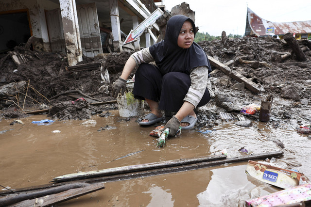 Perempuan korban bencana banjir dan longsor Sumatra. Foto: Willy Kurniawan/REUTERS