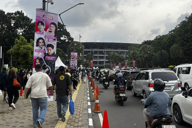 Suasana warga padati GBK jelang Natal Tiberias, Sabtu (6/12/2025). Foto: Rayyan Farhansyah/kumparan