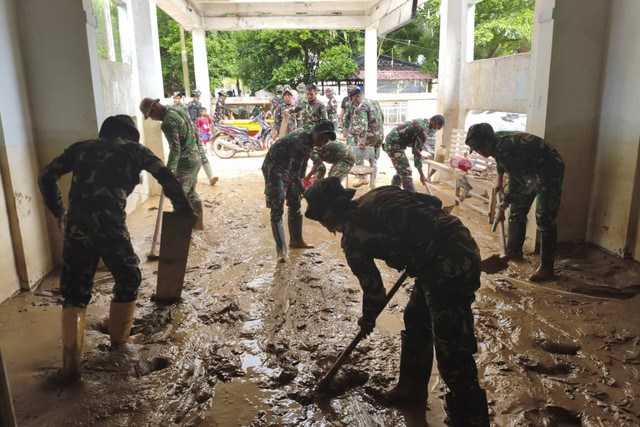 TNI AD menerjunkan 80 personel bersihkan RSUD Aceh Tamiang yang terdampak banjir dan longsor. Foto: Dok. TNI AD