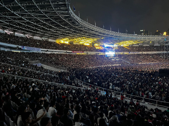 Ribuan umat memenuhi stadion Gelora Bung Karno dalam rangka perayaan natal Gereja Tiberias pada Sabtu (6/12). Foto: Rayyan/Kumparan