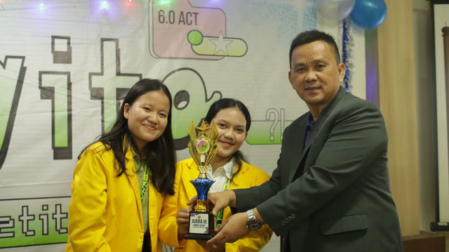 Santa Iin Olivia Siagian bersama Wakil Dekan III, Dr. Andries Lionardo, M.Si., setelah meraih Juara III Kompetisi Debat Nasional Cogito National Competition (CNC) 6.0 pada 31 Agustus 2025 di Wisma Atlet Jakabaring Sport City Sumber: Pribadi.