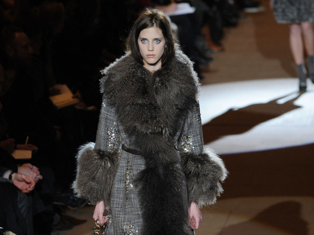 Model mengenakan busana berbahan bulu hewan di runway New York Fashion Week. Foto: Stan Honda/AFP