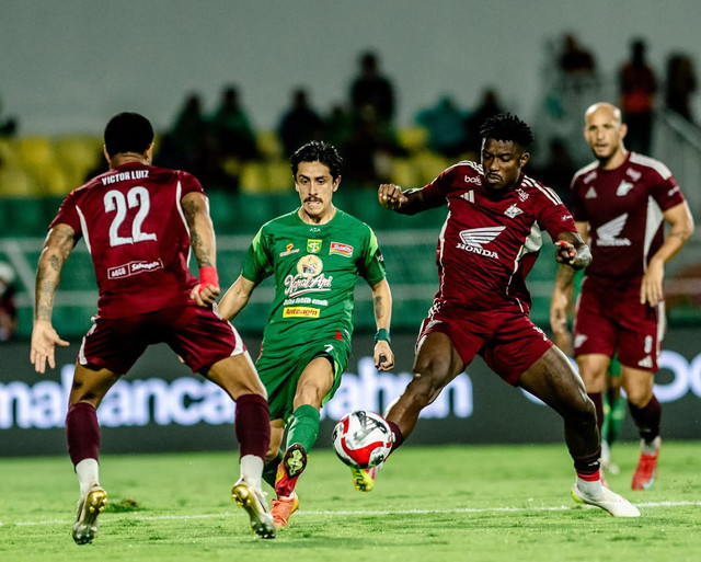 Pertandingan PSM Makassar vs Persebaya Surabaya dalam laga tunda Super League 2025/26 di Stadion Gelora BJ Habibie, Parepare, Sulsel, pada Sabtu (6/12). Foto: Instagram/ @officialpersebaya