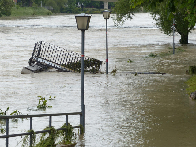 Ilustrasi banjir (Gambar dari Hans/Pixabay)  https://pixabay.com/photos/flood-road-gone-down-damage-123220/