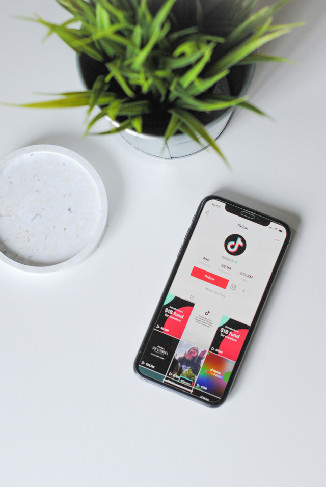 Foto akun platform media sosial Tiktok. Sumber : Unsplash.com