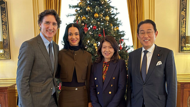 Eks PM Kanada Justin Trudeau dan Katy Perry makan siang bersama dengan eks PM Jepang Fumio Kishida dan Yuko Kishida di Jepang. Foto: X/kishida230